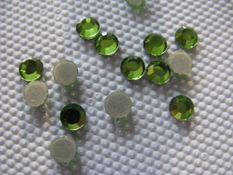 100 Hotfix Strasssteine SS 16 Light Peridot