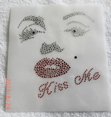 Strass Bügelbild „Kiss Me“ Marilyn – Hotfix Applikation ca. 13,5 × 14 cm